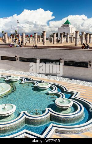 Maroc, Rabat, classé au Patrimoine Mondial de l'UNESCO, l'esplanade de la mosquée Yacoub el-Mansour, le Mausolée Mohammed V Banque D'Images