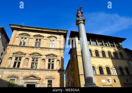 Italie, Toscane, Florence, classé au Patrimoine Mondial de l'UNESCO, la Piazza Santa Trinita, la colonne de la Justice (Colonna della Giustizia) porphyre avec une statue représentant la justice à sa partie supérieure, en arrière-plan le Palais Bartolini-Salimbeni sur la gauche Banque D'Images