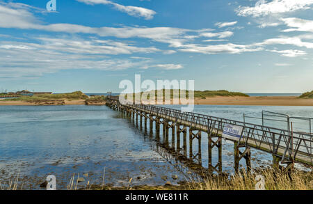 LOSSIEMOUTH CÔTE DE MORAY ECOSSE INSTABLE LE PONT DE LA RIVIÈRE LOSSIE MENANT À L'ORIENT BEACH Banque D'Images