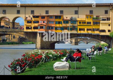 Italie, Toscane, Florence, classé au Patrimoine Mondial de l'UNESCO, le Ponte Vecchio vu de la Societa Canottieri Firenze (Florence Rowing Club), les membres du club ayant un reste sur le bord de la rivière Arno Banque D'Images