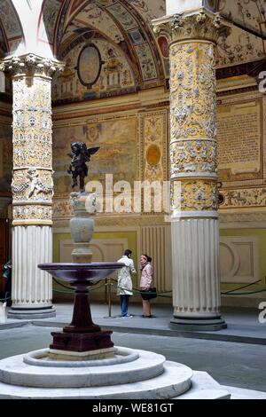 Italie, Toscane, Florence, classé au Patrimoine Mondial de l'UNESCO, le Palazzo Vecchio, Michelozzo's court avec des fresques des villes autrichiennes sur le mur par Giorgio Vasari, statue de l'enfant avec le Dolphin par Verrocchio Banque D'Images