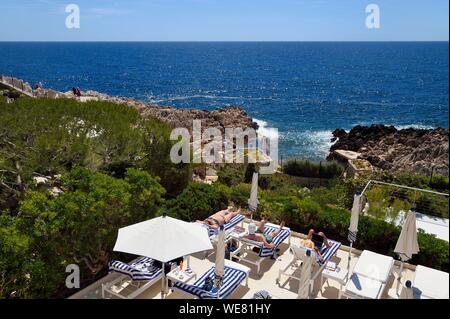 France, Alpes Maritimes, Saint Jean Cap Ferrat, Grand-Hôtel du Cap Ferrat, un palace 5 étoiles à partir de Four Seasons Hotel, le chic Club au bord de Dauphin face à la mer où vous pourrez bronzer en toute détente Banque D'Images