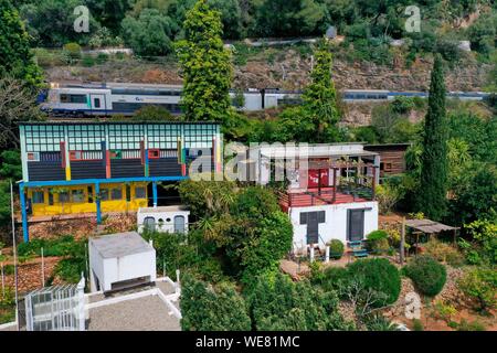 France, Alpes Maritimes, Roquebrune Cap Martin, Cap Martin, l'oeuvre architecturale de Le Corbusier, inscrite au Patrimoine Mondial de l'UNESCO, le Camping conçus par Le Corbusier à gauche, l'ancien bar restaurant l'Etoile de Mer de Thomas Rebutato dans le centre, Cabanon (Hangar) de Le Corbusier (droit de requête d'autorisation nécessaire avant la publication) (vue aérienne) Banque D'Images