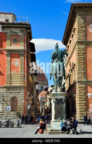 Italie, Toscane, Florence, classé au Patrimoine Mondial de l'UNESCO, la coupole de Santa Maria del Fiore vu de la Piazza della Santissima Annunziata, au premier plan la statue équestre de Ferdinand I de Médicis de Giambologna (Giovanni da Bologna) Banque D'Images