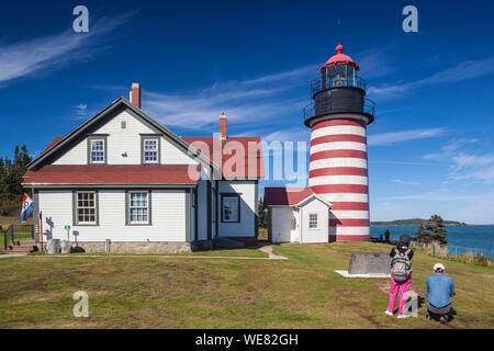 United States, Maine, Lubec, West Quoddy Head Llight phare avec les visiteurs Banque D'Images