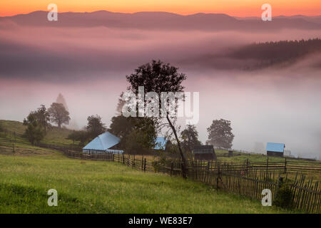 Paysage d'été du village de montagne en Bucovine. Beau lever de soleil à la lisière de la forêt. Vue aérienne au-dessus du village de montagne en Roumanie Banque D'Images