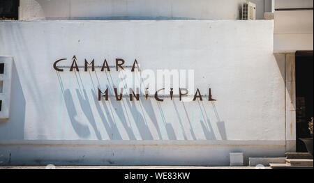 Albufeira, Portugal - 4 mai 2018 : des détails architecturaux de l'édifice moderne de l'hôtel de ville dans le centre-ville un jour de printemps Banque D'Images