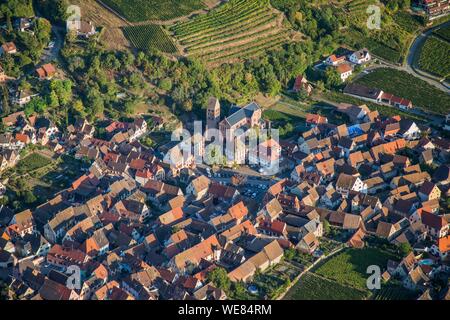 La France, Haut Rhin, Alsace wine route, Gueberschwihr (vue aérienne) Banque D'Images