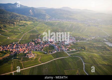 La France, Haut Rhin, Alsace, Hunawihr, village labellisé Les Plus Beaux Villages de France (Les Plus Beaux Villages de France), église fortifiée (vue aérienne) Banque D'Images