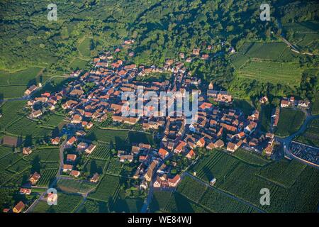 La France, Haut Rhin, Alsace wine route, Gueberschwihr (vue aérienne) Banque D'Images