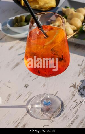 L'Italie, Campanie, région de Naples, Pozzuoli, aperol spritz Banque D'Images