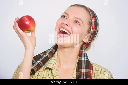 Apple régime alimentaire de démarrage. Femme aime des fruits naturels. Jardinier agriculteur récolte des pommes. Style rustique jardinier fille apple attente fond blanc. Soins de santé et de vitamine de la nutrition. Apple parfait. Épicerie. Banque D'Images