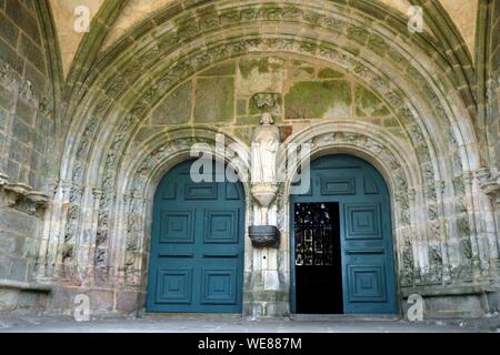 La France, Finistère, Locronan, étiqueté Les Plus Beaux Villages de France (Les Plus Beaux Villages de France), l'église Saint Ronan en date du 15e siècle, porche, portail, trumeau, statue Banque D'Images