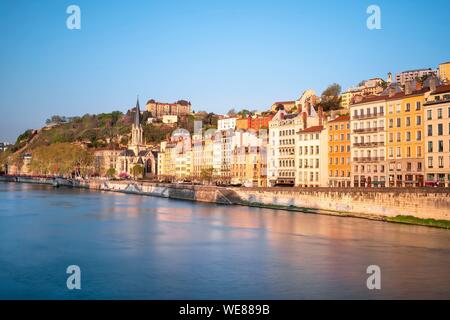 France, Rhône, Lyon, quartier historique classé au Patrimoine Mondial de l'UNESCO, le Vieux Lyon, Quai Fulchiron sur les berges de la Saône et l'église Saint Georges Banque D'Images