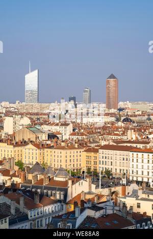 France, Rhône, Lyon, quartier historique classé au Patrimoine Mondial de l'UNESCO, le panorama de la Presqu'île, quartier tour Part-Dieu (ou le crayon) et de la tour Incity (ou gomme) en arrière-plan, le Vieux Lyon au premier plan Banque D'Images