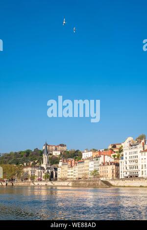 France, Rhône, Lyon, quartier historique classé au Patrimoine Mondial de l'UNESCO, le Vieux Lyon, Quai Fulchiron sur les berges de la Saône, Saint Georges et de l'église Saint-Just College sur la colline de Fourvière Banque D'Images