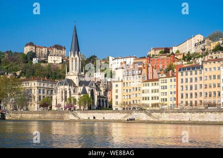 France, Rhône, Lyon, quartier historique classé au Patrimoine Mondial de l'UNESCO, le Vieux Lyon, Quai Fulchiron sur les berges de la Saône, Saint Georges et de l'église Saint-Just College sur la colline de Fourvière Banque D'Images