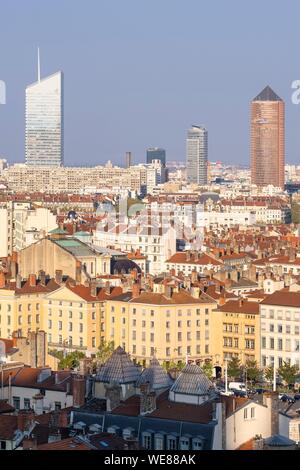 France, Rhône, Lyon, quartier historique classé au Patrimoine Mondial de l'UNESCO, le panorama de la Presqu'île, quartier tour Part-Dieu (ou le crayon) et de la tour Incity (ou gomme) en arrière-plan, le Vieux Lyon au premier plan Banque D'Images