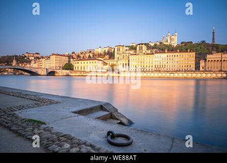 France, Rhône, Lyon, quartier historique classé au Patrimoine Mondial de l'UNESCO, le Vieux Lyon, les berges de la Saône, la cathédrale Saint-Jean et la basilique Notre-Dame de Fourvière à l'arrière-plan Banque D'Images