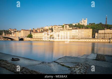 France, Rhône, Lyon, quartier historique classé au Patrimoine Mondial de l'UNESCO, le Vieux Lyon, les berges de la Saône, la cathédrale Saint-Jean et la basilique Notre-Dame de Fourvière à l'arrière-plan Banque D'Images