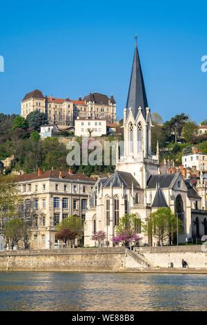 France, Rhône, Lyon, quartier historique classé au Patrimoine Mondial de l'UNESCO, le Vieux Lyon, Quai Fulchiron sur les berges de la Saône et l'église Saint Georges Banque D'Images