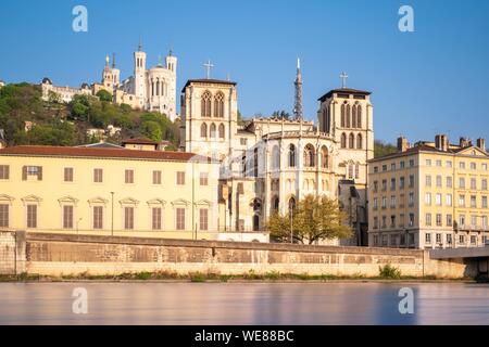 France, Rhône, Lyon, quartier historique classé au Patrimoine Mondial de l'UNESCO, le Vieux Lyon, les berges de la Saône, la cathédrale Saint-Jean et la basilique Notre-Dame de Fourvière à l'arrière-plan Banque D'Images