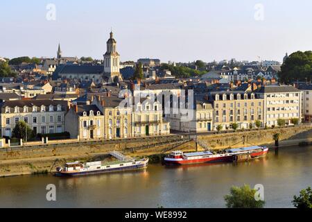 France, Maine et Loire, Angers, la ville sur la rivière Maine, le port fluvial et l'Eglise de la Trinité Banque D'Images