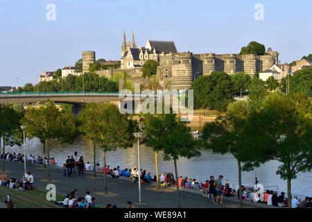 France, Maine et Loire, Angers, Maine rives, le château des ducs d'Anjou et de la cathédrale Saint Maurice en arrière-plan Banque D'Images