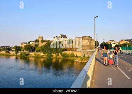 France, Maine et Loire, Angers, Maine rives, le château des ducs d'Anjou et de la cathédrale Saint Maurice en arrière-plan Banque D'Images