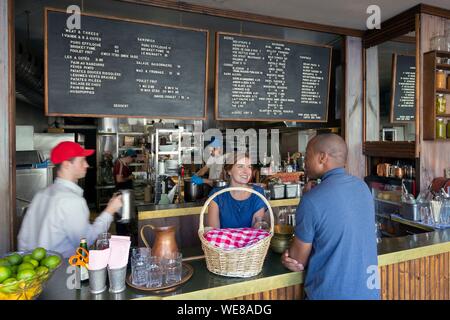 Canada, Québec, Montréal, Quartier Mile-Ex, Dinette Triple Couronne Restaurant, emporter la nourriture Banque D'Images
