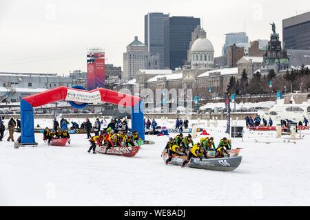 Canada, Québec, Montréal, Saint-Laurent gelé course en canots, départ du port de la vieille ville de Montréal Banque D'Images
