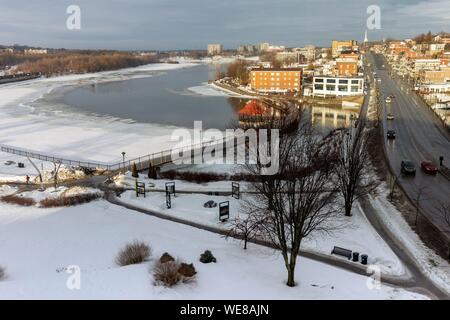 Canada, Québec, Estrie, Cantons de l'Est ou Ville de Sherbrooke, la rue King et le lac des Nations partiellement gelé en hiver Banque D'Images