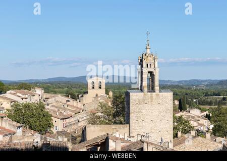 La France, Vaucluse, Parc Naturel Régional du Luberon, Cucuron, La Tour de l'horloge ou Beffroi dans l'avant-plan et en bas de l'église Notre Dame de Beaulieu Banque D'Images