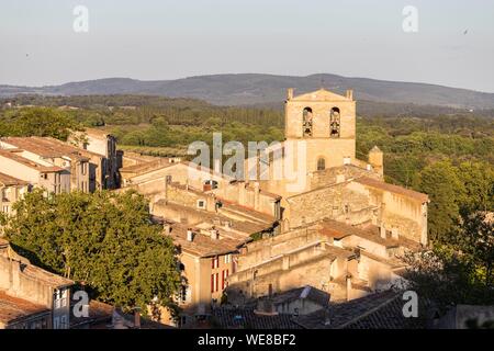 La France, Vaucluse, Parc Naturel Régional du Luberon, Cucuron, l'église Notre Dame de Beaulieu Banque D'Images