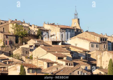 La France, Vaucluse, Parc Naturel Régional du Luberon, Ansouis, étiqueté les plus beaux villages de France, dans l'arrière-plan le Beffroi surmonté d'un campanile en fer forgé Banque D'Images