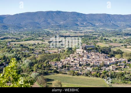 La France, Vaucluse, Parc Naturel Régional du Luberon, Ansouis, étiqueté les plus beaux villages de France dominé par le château du xviie siècle, le grand massif du Luberon en arrière-plan et le sommet du Mourre Nègre (1125 m) Banque D'Images