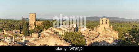 La France, Vaucluse, Parc Naturel Régional du Luberon, Cucuron, La Tour Sus-Pous ou Tour de la citadelle et l'église Notre Dame de Beaulieu Banque D'Images