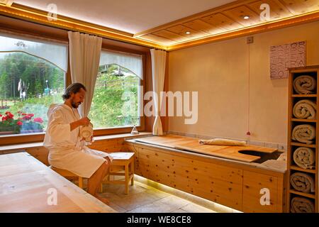 Italie, province autonome de Bolzano, San Vigilio, l'homme en peignoir dans le spa de l'hôtel Aqua Bad Cortina Banque D'Images