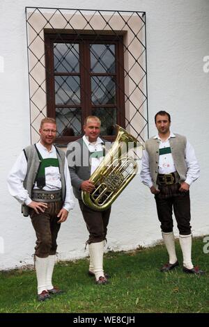 Italie, province autonome de Bolzano, San Candido, trois musiciens en costume traditionnel tyrolien Banque D'Images