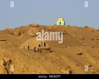 L'Égypte, de la Haute Égypte, vallée du Nil, groupe de jeunes gens en face d'un mausolée vu depuis un bateau de croisière naviguant sur le Nil à Kom Ombo Banque D'Images