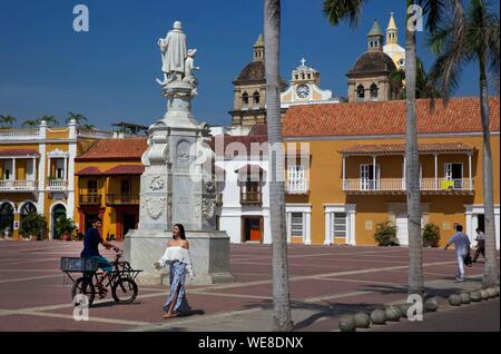 La Colombie, Département de Bolivar, Carthagène, inscrite au Patrimoine Mondial de l'UNESCO, les jeunes élégamment vêtu colombien sur la place de San Pedro Claver et ses façades coloniales, situé dans la vieille ville Banque D'Images