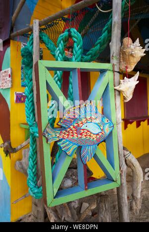 La Colombie, l'île de Providencia, porte d'un restaurant de plage décorée d'un poisson coloré sur la plage de Suroeste Banque D'Images