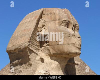 Egypte, Le Caire, Gizeh, UNESCO World Heritage Site, pyramides de Gizeh, Le Sphinx devant la pyramide de Khéops Banque D'Images