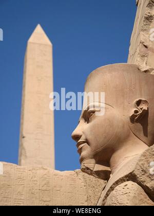 L'Égypte, de la Haute Égypte, vallée du Nil, Luxor, Karnak Site du patrimoine mondial, Temple dédié au dieu Amon, l'Obélisque et statue de Toutankhamon Banque D'Images