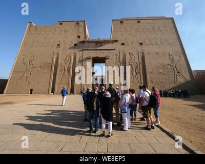 L'Égypte, de la Haute Égypte, vallée du Nil, Edfou, temple dédié au dieu Horus, le pylône d'entrée Banque D'Images