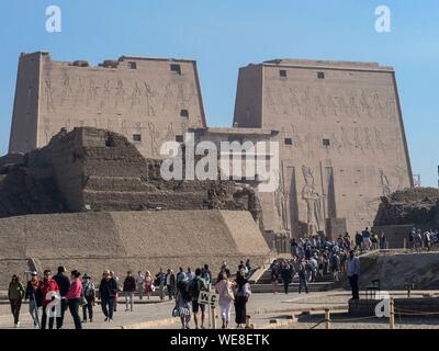 L'Égypte, de la Haute Égypte, vallée du Nil, Edfou, temple dédié au dieu Horus, le pylône d'entrée Banque D'Images