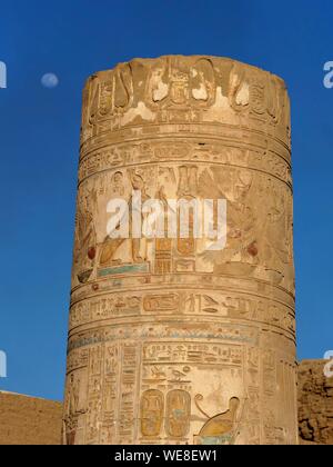 L'Égypte, de la Haute Égypte, vallée du Nil, bas-relief à Kom Ombo temple dédié au dieu à tête de crocodile Sobek Banque D'Images