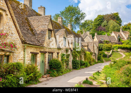 Cotswolds Village of Bibury Weavers cottages sur Arlington Row Bibury Cotswolds Gloucestershire angleterre gb Europe Banque D'Images