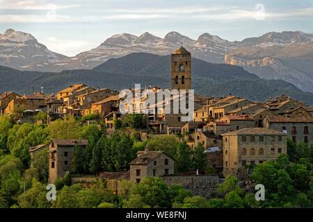 Espagne, Aragon, province de Huesca, Pirineos Ainsa aragonaises, village, dans l'arrière-plan le massif du Mont Perdu (3355 m), classé au Patrimoine Mondial par l'UNESCO Banque D'Images