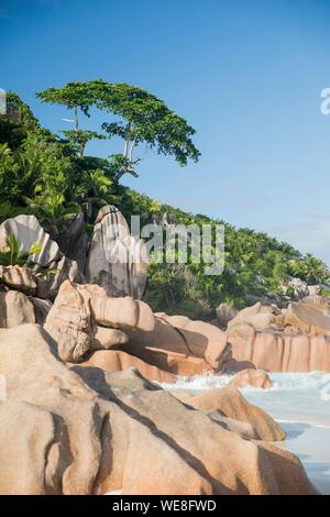 Les Seychelles, l'île de La Digue, Petite Anse Plage et rochers de granit Banque D'Images